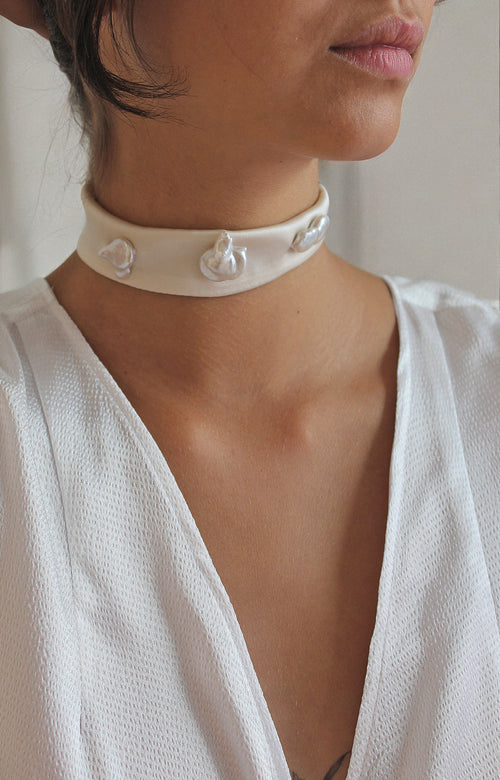 SILK CHOKER WITH PEARLS